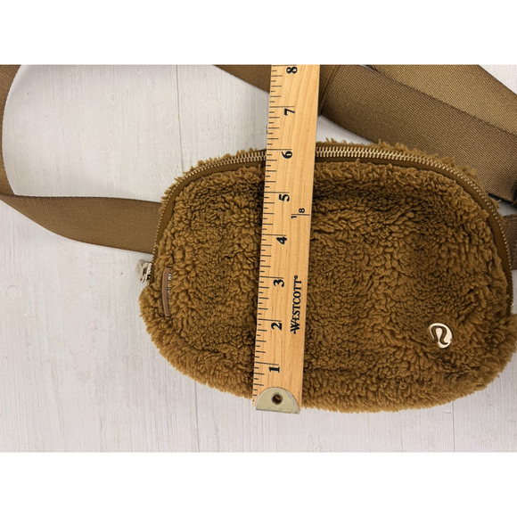 Lululemon Everywhere Belt Bag Fleece Sherpa Burnt Caramel 2L Travel Outdoor - Picture 11 of 13